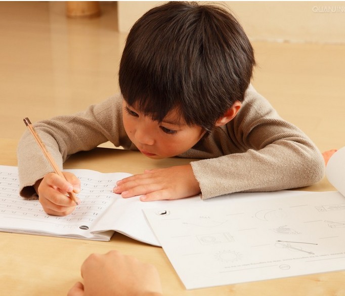 動能教育專員認為：孩子寫作能力的提高，那是要培養孩子寫作的能力，也要培養孩子寫作的興趣。