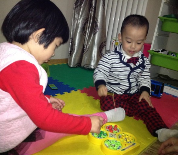 親子教育人士認為：很多家長會給孩子做親子閱讀，在親子閱讀的過程中，難免都會遭遇寶寶撕書的情況。面對這樣的情況，父母該將孩子撕爛的書，用膠水把書補好，最好讓孩子跟父母一起把書補好。