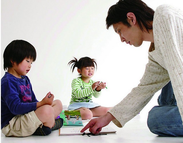 名師課博會專家認(rèn)為，在眾多的隨遷的孩子當(dāng)中，很多都因?yàn)閼艏畞碓醋尯⒆拥慕逃艿接绊憽Ｍ鈦韯?wù)工者隨遷子女全面接受義務(wù)教育也成了難題。