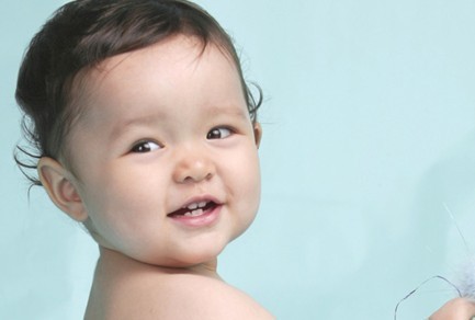 　相信大家都知道，孩子愈小，睡眠愈多。新生兒每天睡16~20小時。一個2歲孩子總共生活24個月，其中有13個月是在睡眠中度過的，所以對寶寶而言，睡眠是很重要的，因為寶寶睡眠充足的話，就能促進大腦功能的發育和發展，但是孩子晚上睡覺不好，
