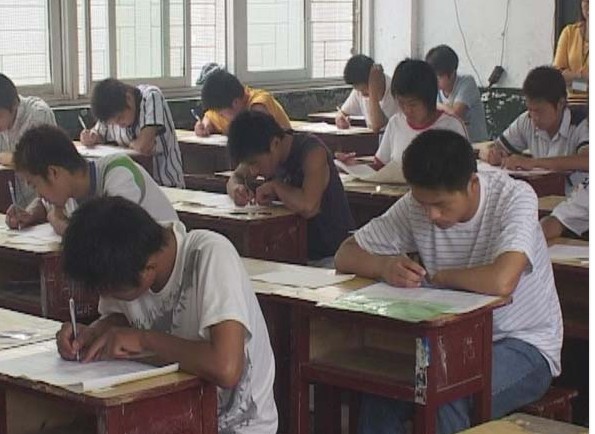 筆者認(rèn)為，現(xiàn)在高考成本加大，高考帶來的延伸產(chǎn)業(yè)也蓬勃發(fā)展，勢必將“高考經(jīng)濟(jì)”推向惡性發(fā)展。全國出版高考用書的出版社不下百家，圍繞分省命題的參考用書、講座也不計(jì)其數(shù)，無疑增加了考生經(jīng)濟(jì)和精力的雙重負(fù)擔(dān)和浪費(fèi)。