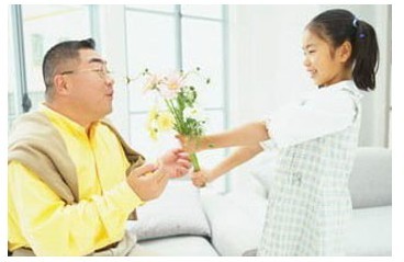 　李開復有兩個女兒，他很愛他的女兒。他曾經(jīng)接受相關媒體采訪的時候，以“吾家有女初長成”的喜悅口吻，分享教養(yǎng)一對千金的心路歷程。