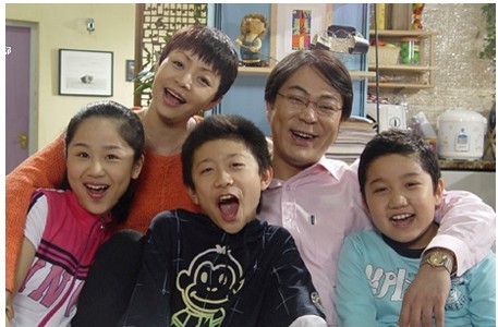 　其實(shí)父母教育孩子， 對(duì)于孩子內(nèi)在的智慧、美德、快樂、健康給予跟多關(guān)心，跟孩子做一些有意義的事情，讓孩子有個(gè)難忘的童年這都是很好的家庭教育。