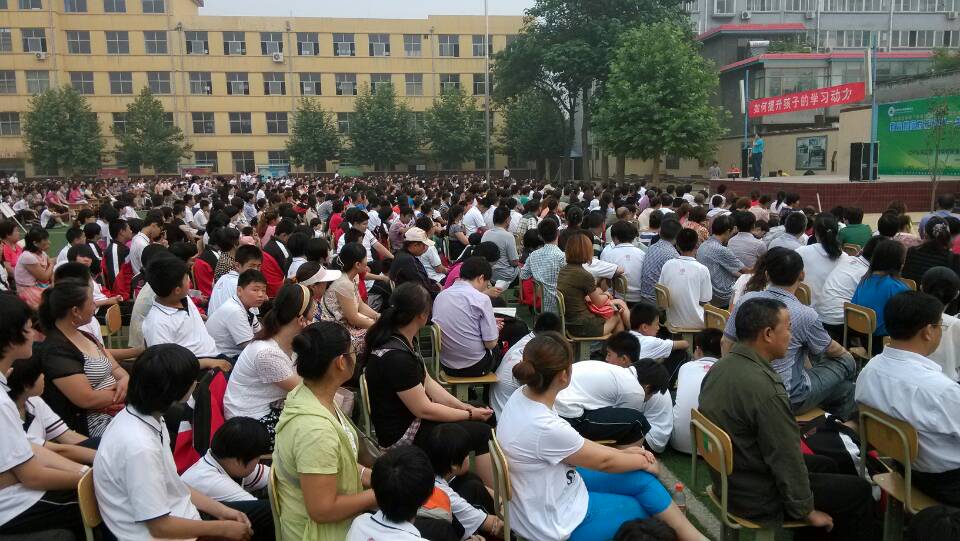 歐陽(yáng)維建老師都能在報(bào)告中列舉了大量的案例，還與現(xiàn)場(chǎng)的家長(zhǎng)和學(xué)生進(jìn)行互動(dòng)。
