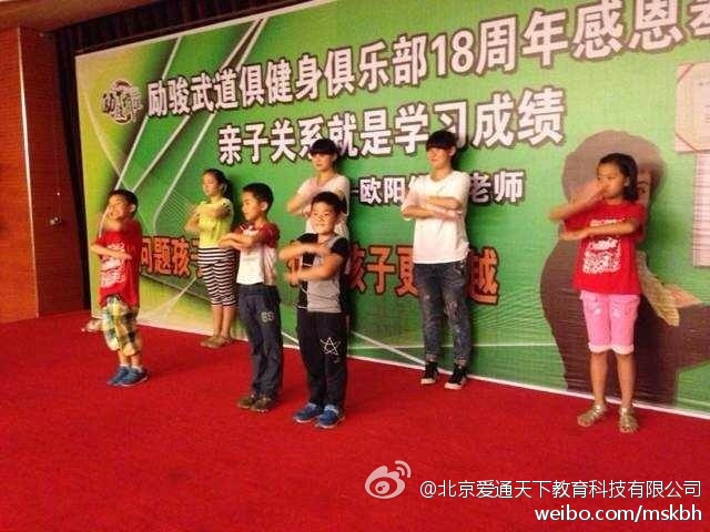 全國各地的名師課博會的講師團在各地講課也陸續展開,著名家庭教育專家歐陽維建老師在貴陽市掀起了一場家庭教育熱潮。